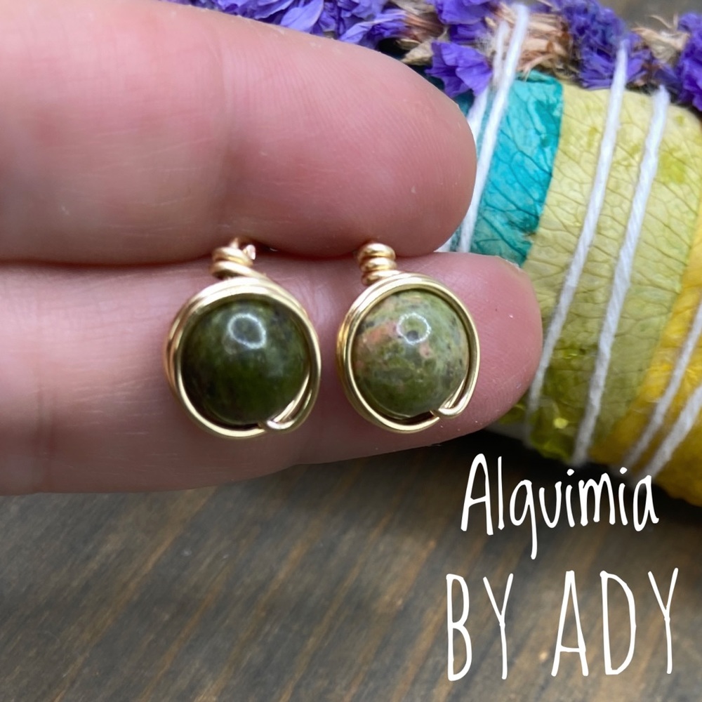 Dainty gold green Unakite studs statement gem earrings - Picture 1 of 7